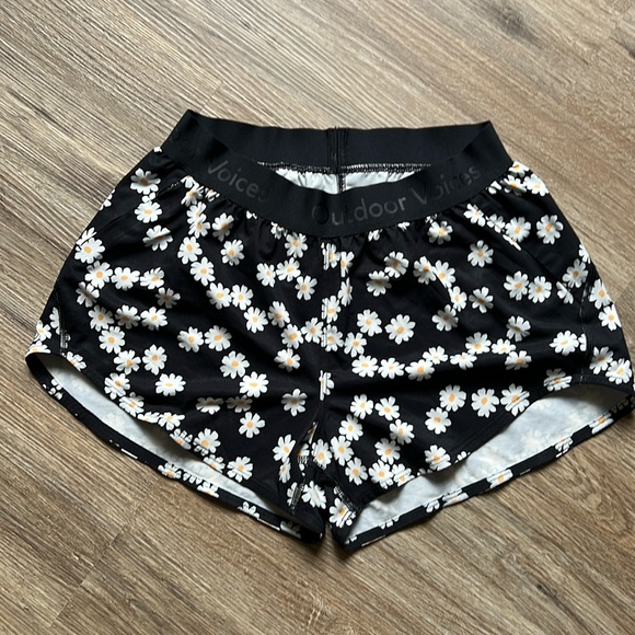 Outdoor Voices Relay 3” shorts, black and daisy print - Picture 1 of 4